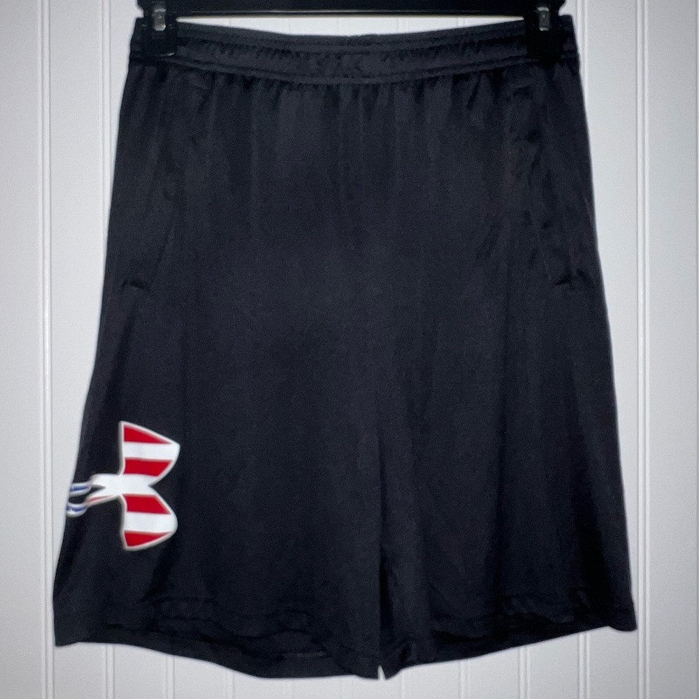 Under Armour Loose Fit Shorts Size Large with USA color Logo and side pockets